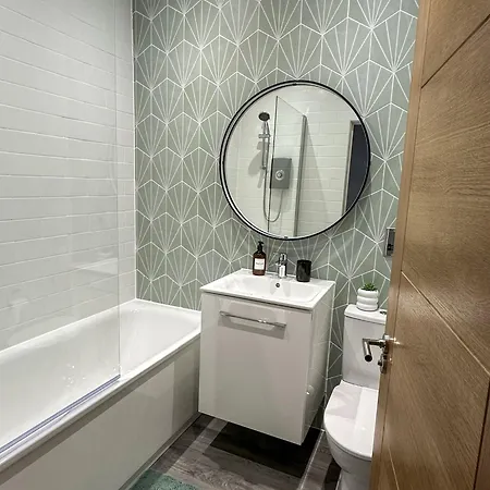 New, Luxury Apartment In Town Centre Cheltenham Exterior photo